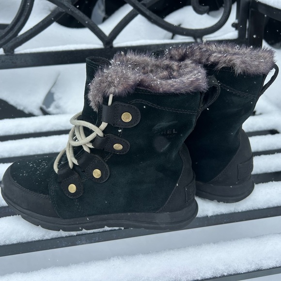 Women’s Black Winter Boots - Picture 1 of 4